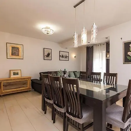 아파트 Awesome In Privlaka With 3 Bedrooms *