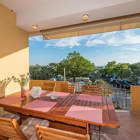 Awesome In Privlaka With 3 Bedrooms 아파트 *