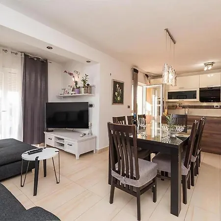 아파트 Awesome In Privlaka With 3 Bedrooms *