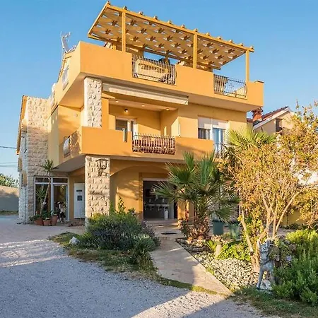 아파트 Awesome In Privlaka With 3 Bedrooms